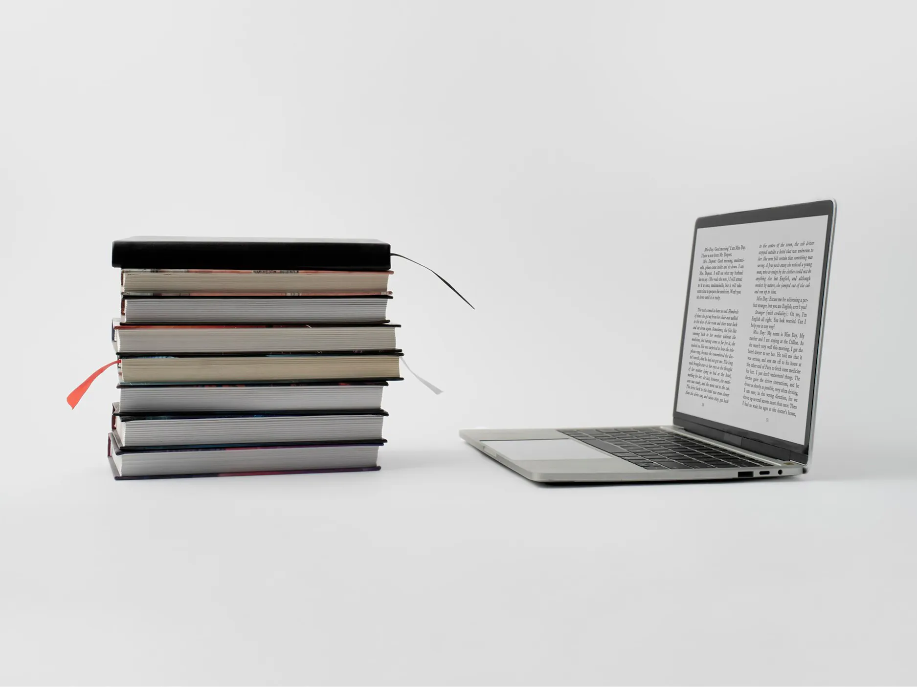 Fotografija računalnika in kupa knjig